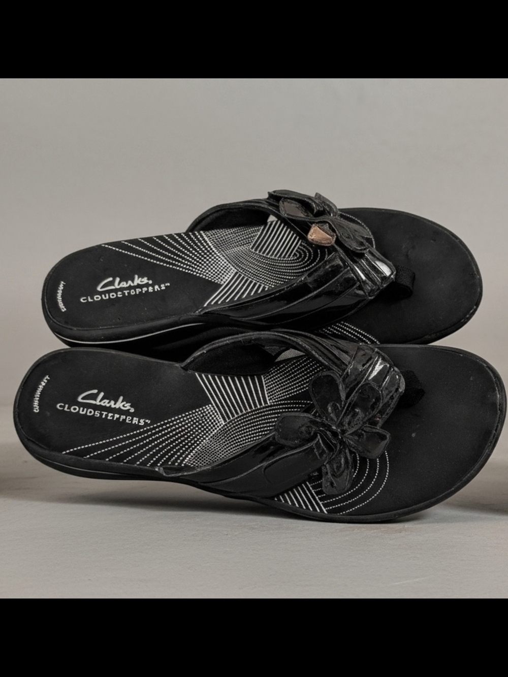 Almost New Clarks Black Patent Floral Thong Sandals Size 8 - Picture 2 of 5